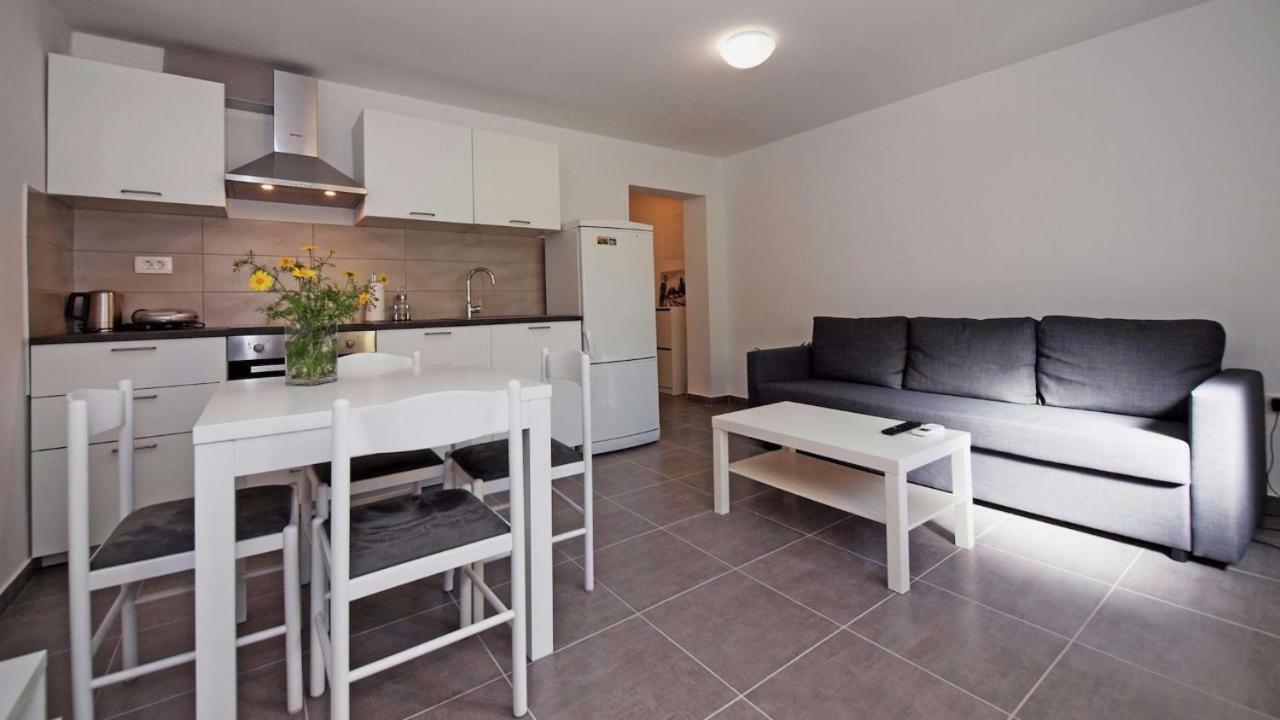 Apartments Mare Водице Екстер'єр фото
